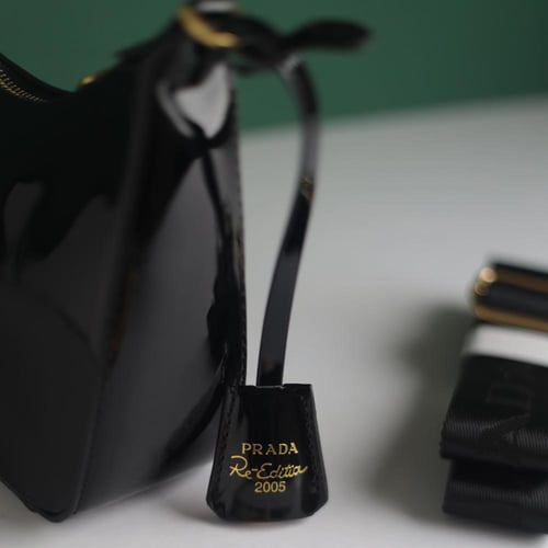 شنطة برادا ري اديشن لامع B112