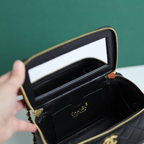 شنطة شانيل فانيتي - بمسكة علوية C106