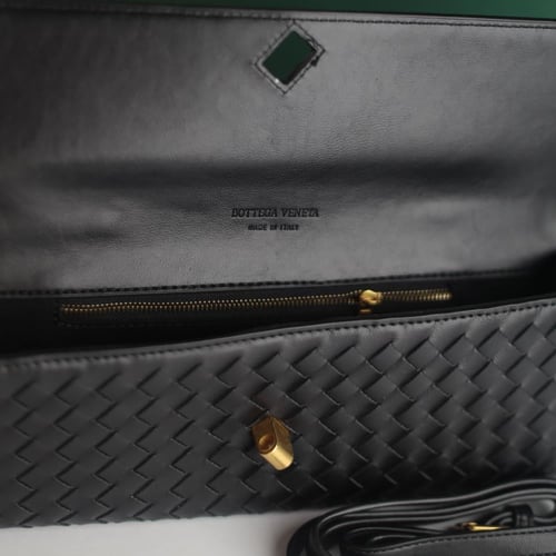 شنطة بوتيغا أنديامو كلتش BT101