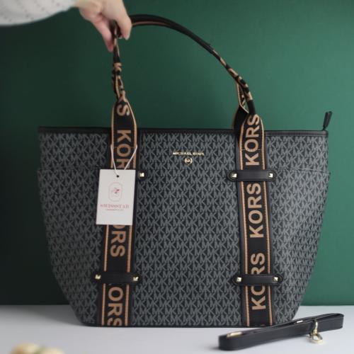 شنطة مايكل كورس M124