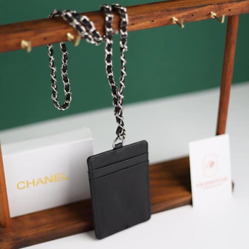 حامل بطاقات شانيل C18