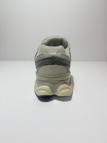 حذاء NEW BALANCE 9060 رجالي رصاصي اللون