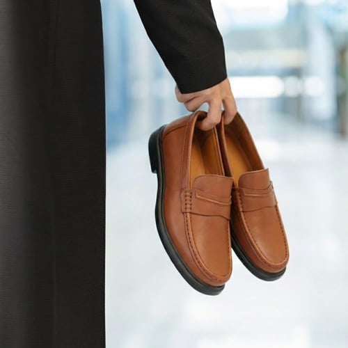 حذاء (CLASSIC) Dress جلد بقر طبيعي باللون الجملي