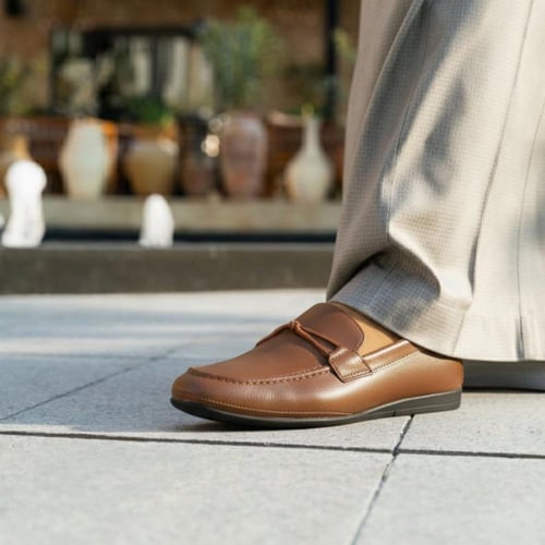 حذاء (DAILY) عملي بجلد فاخر باللون الجملي