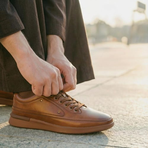 حذاء (DAILY) مودرن بتصميم فاخر باللون الجملي