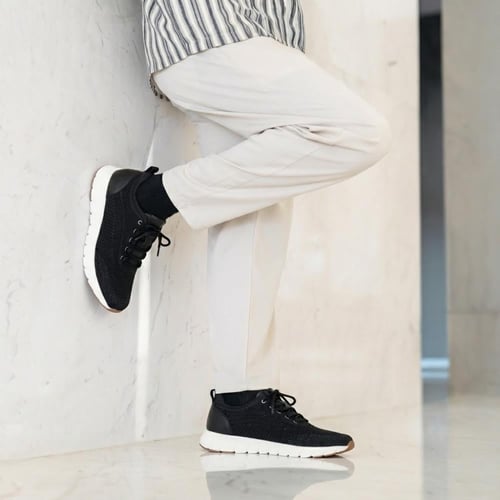 حذاء (DAILY) كاجول عصري بتصميم فاخر باللون الأسود