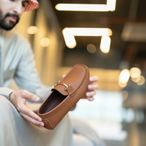 حذاء (DAILY) عملي بجلد فاخر اللون الجملي