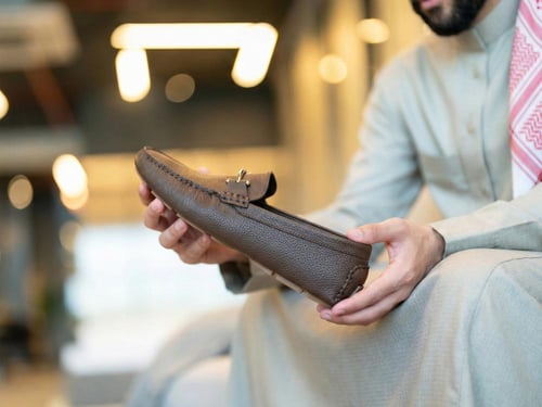 حذاء (DAILY) عملي بجلد فاخر اللون البني