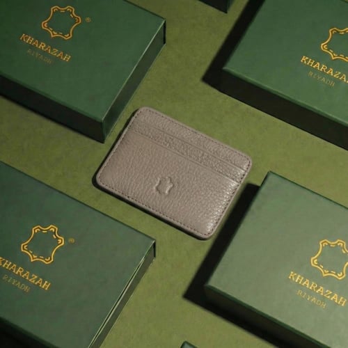 محفظة كروت كلاسيكية باللون البيج