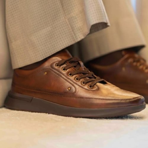 حذاء (DAILY) مودرن بتصميم فاخر باللون الجملي