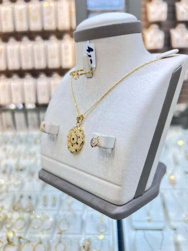 العقد الأنيق والفخم