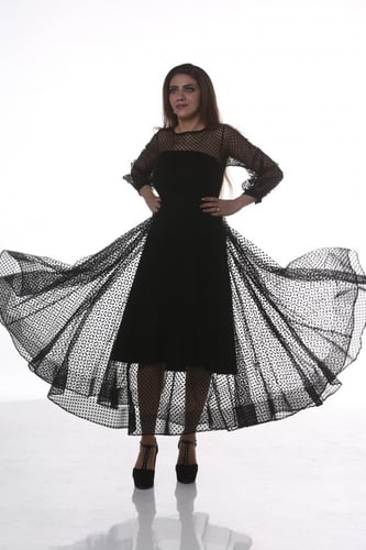 فستان اسود منقط