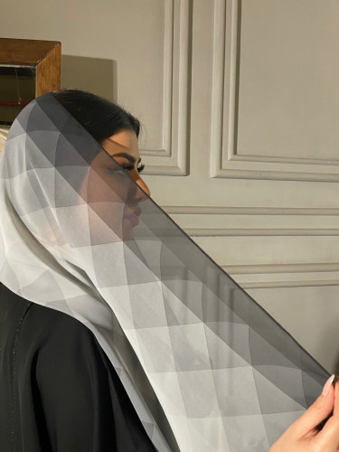 طرحة تُل باللون الاسود والرمادي