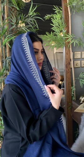 طرحة كحلي مطرزة بأبيض