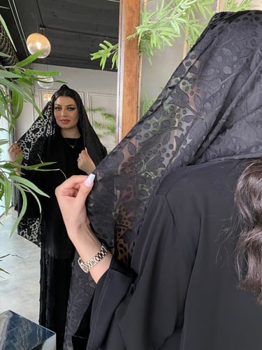 طرحة سوداء بتشجير ورد