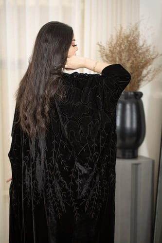 عباية بشت مخمل بتطريز اسود