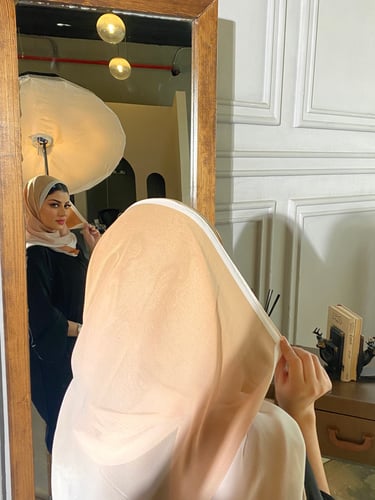 طرحة بطرف بني وابيض