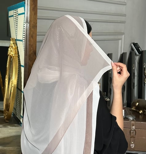 طرحة بطرف لحمي وابيض