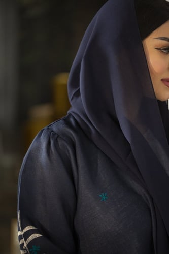 عباية كحلي بتطريز ورد