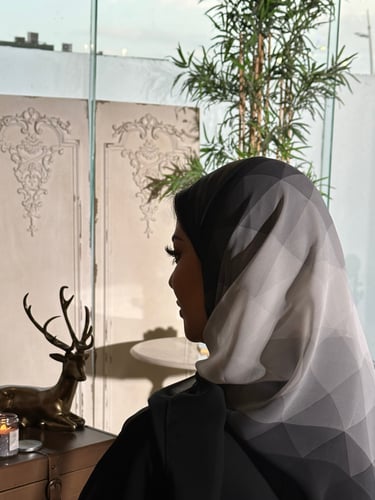 طرحة تُل باللون الاسود والرمادي