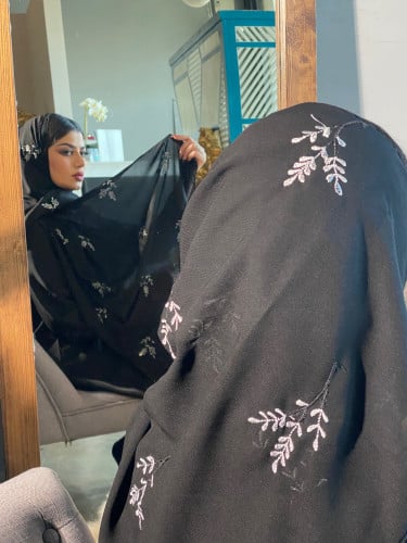 طرحة بتطريز ابيض ناعم