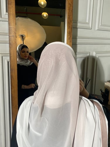 طرحة بطرف لحمي وابيض