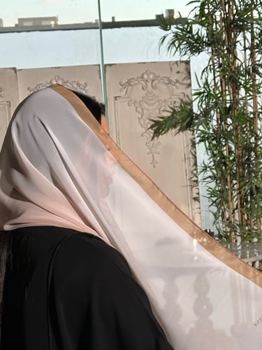 طرحة بطرف بني وابيض