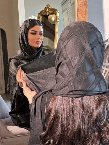 طرحة سوداء تُل