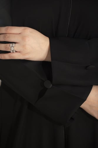 عباية اسود بكلفة من الجوانب