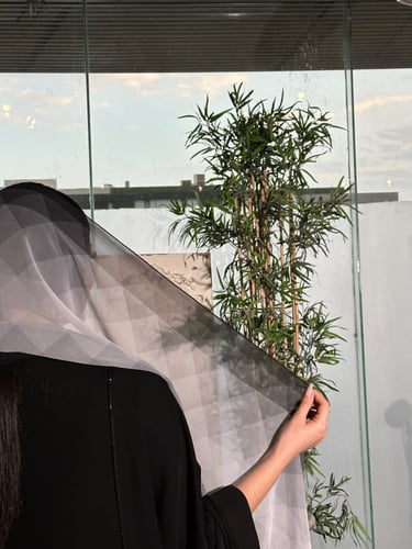 طرحة تُل باللون الاسود والرمادي