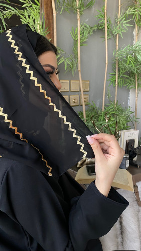 طرحة سوداء مطرزة بذهبي