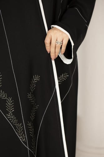 عباية اسود بشك ابيض