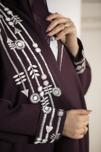 عبايه عنابي بتطريز ابيض