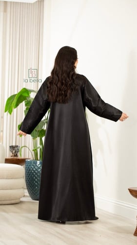 عباية سوداء تفته بشك أنيق