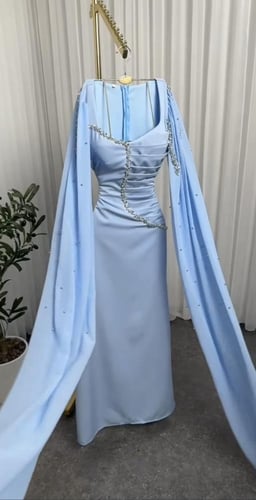 فستان بتصميم مميز مع اكمام طويله مفتوحه