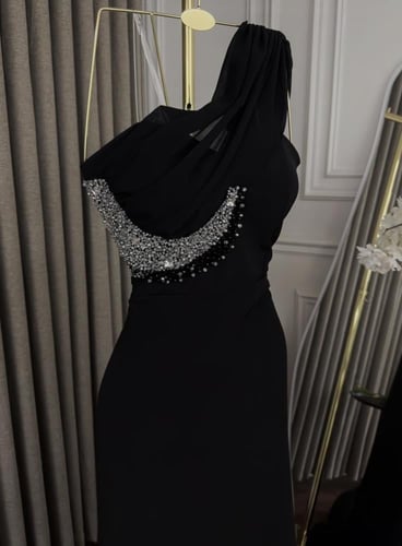 فستان اسود بتطريز جانبي من احجار الكرستال