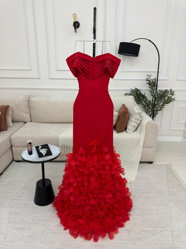 فستان سهره بأكتاف مكشوفه وورود بارزه