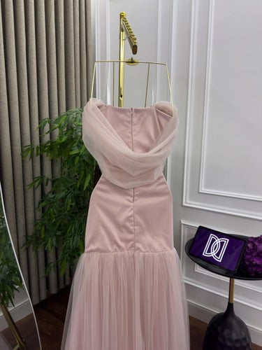 فستان سهره تل المزين بالورود البارزه والكسرات