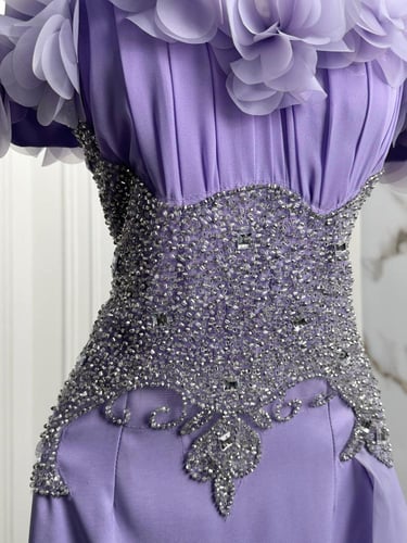 فستان سهرة انيق بتطريز وورود بارزة