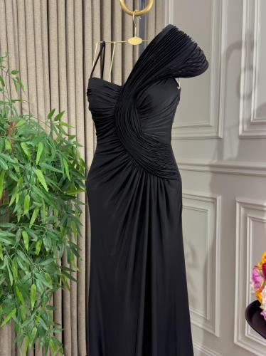 فستان سهره ناعم وفخم الخامة جورسيةلون اسود