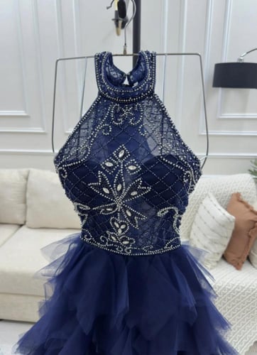 فستان سهره بطبقات من التل وتطريز في الصدر