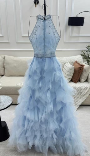 فستان سهره بطبقات من التل وتطريز في الصدر