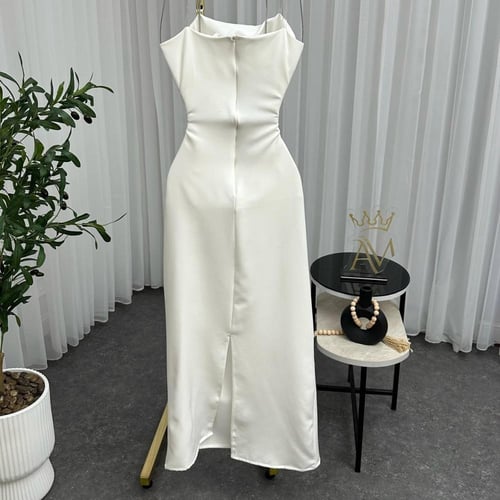 فستان ابيض بتطريز ملون