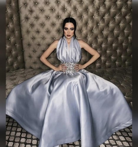 فستان سهرة بتطريز فاخر باللون الفضي