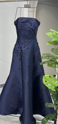 فستان مطرز باللون الكحلي