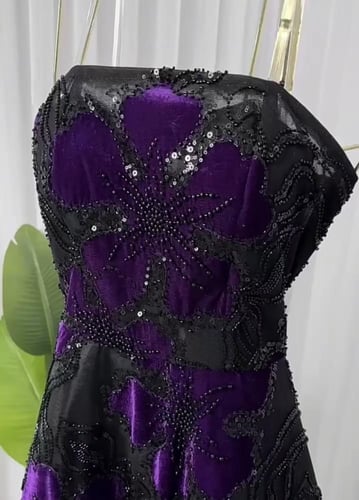 فستان سهره مطرز ومزين بزهرات المخمل