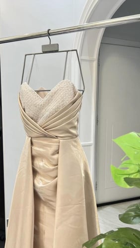 فستان بيج بصدرية مطرزة