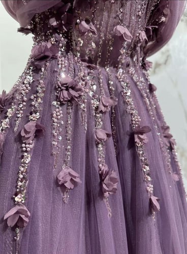 فستان سهرة تل مطرز بالورود والخرز