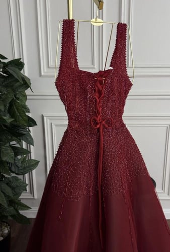 فستان عنابي فاخر بياقة مربعة