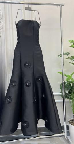 فستان الورد باللون الأسود